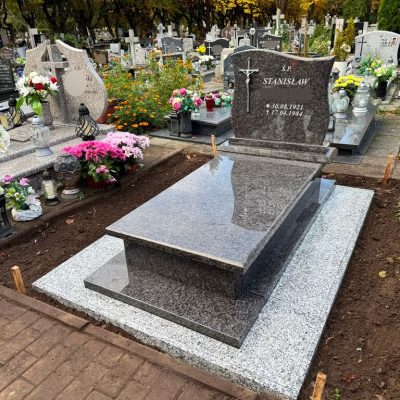 Prosty, klasyczny nagrobek na okładzinie granitowej